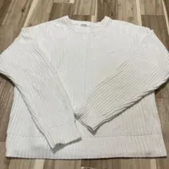 ホワイトリブ編みクルーネックセーター