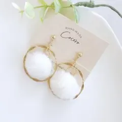 *デザインリングとファーボールのイヤリング　ピアス(ホワイト)＊ハンドメイド