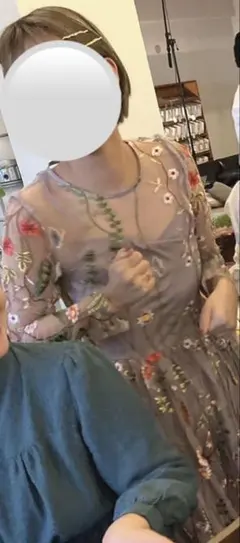 刺繍入り　グレー　お花　パーティードレス