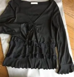 可愛いブラック　カットソー　フリル　段々　トップス　ブラック　黒　日本製