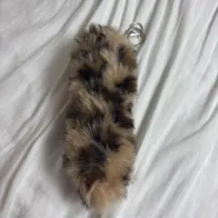 ヒョウ柄しっぽキーホルダーもふもふ大きめ