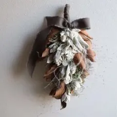 ラムズイヤーとマグノリアリーフのスワッグ