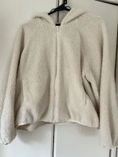 フード付きクリーム色ボアジャケット