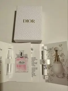 Dior 星型チャーム キーホルダーと２つの試供品