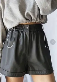 【me+em select】フェイクレザー ショートパンツ