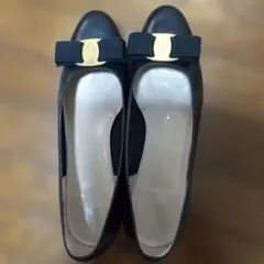 Salvatore Ferragamo ヴァラ パンプス ブラック　6 2/1のサムネイル