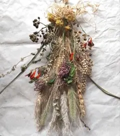 野草野花や木の実の素朴で自然な風合いのドライフラワースワッグ　敬老の日①のサムネイル