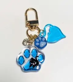 118 レジンキーホルダー レジンチャーム 猫チャーム 青 肉球