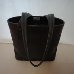 COACHの小さめバッグ　黒の革に焦げ茶色のステッチ