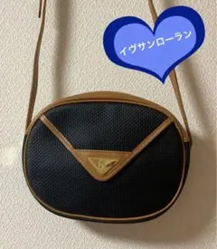 お値下げしました　美品　イヴサンローラン　ショルダーバック 三角　ロゴプレート