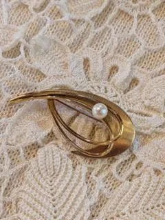 最終値下げ価格！ヴィンテージ　ゴールドパール付き流線型ブローチ