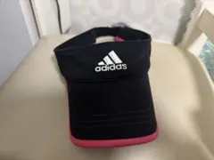 adidas 黒/ピンク バイザー
