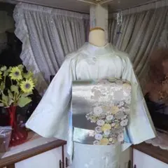 虹色に煌めくシルバーの地に、菊の花が艶やかに咲く、美しい正絹袋帯です