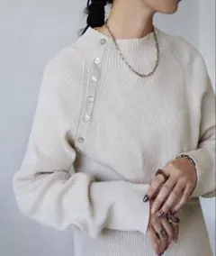 ボトルネックニット　斜めボタン　アイボリー