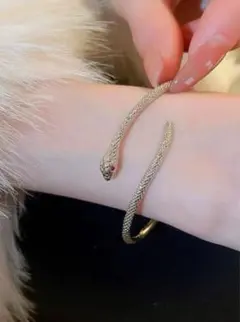 ☆新品☆ 蛇形　バングル　ブレスレット 　ファッションアクセサリー　シルバー