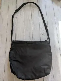 グッチブラック ショルダーバッグ ジッパー付き