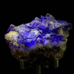 高品質✨黒竜江省産フローライト 母岩付き原石 レア✨黒竜江省産 フローライト 母岩付き 原石 - メルカリ