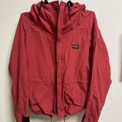 赤いナイロンジャケット フード付き