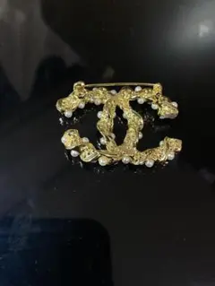 CHANELノベルティ ロゴ パール ブローチ
