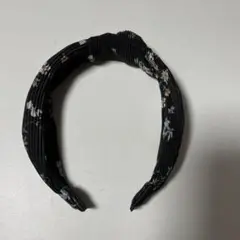 黒の花柄カチューシャ