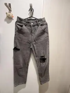 グレー ダメージ加工 ストレートジーンズ