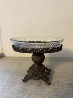 装飾的なガラスと金属製スタンド