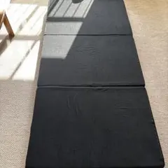 黒い折りたたみマットレス 3つ折り