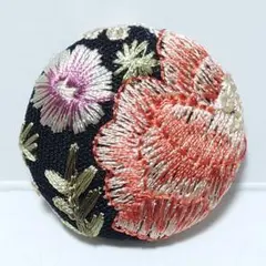 インド刺繍　№2527　黒赤花　㊳ミリ　ヘアゴム・ブローチ　くるみボタン