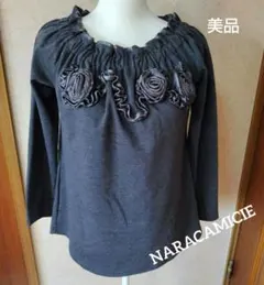 美品☆NARACAMICIE♡グレー フリル付き花モチーフ トップス