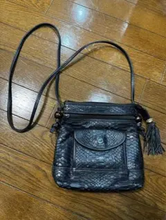 本革 レザー ショルダーバッグ ブラック パイソン風 型押し 斜め掛け