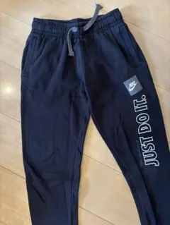 Nike JUST DO IT. 黒パンツ