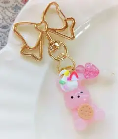 レジン　ハンドメイド　ホイップ乗せうさちゃんのリボンチャーム