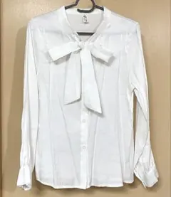 ボウタイリボン ブラウス 白 ホワイトリボン付き 長袖シャツ 光沢 キラキラ