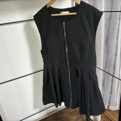 ※最終値下げ※【美品】フロントジップ ペプラムジレ ベスト ブラック FREE