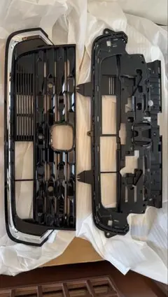 JB64JB74ジムニーシエラノマド チッピンググリル+黒極小網筆記体