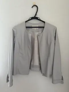 ライトグレー シンプルジャケットのサムネイル