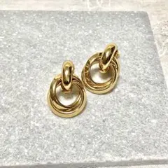ゴールド　3連フープ　リング　イヤリング　デザイン　ネジバネ　ツイスト　ひねり
