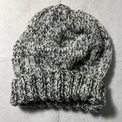 緑色と白のニット帽