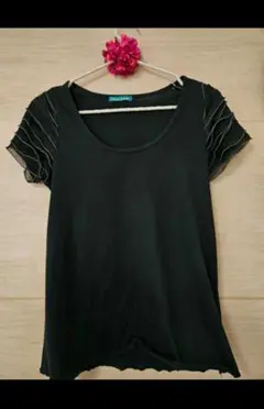 Tシャツ　黒　フリル　美品♥️