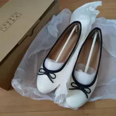 リボン付きホワイトフラットシューズ