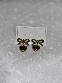 リボン　サージカルステンレス製ピアス（ゴールド）