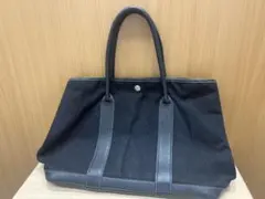 黒いキャンバスとレザートートバッグ