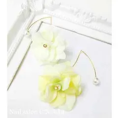 クリームフラワーロングピアス♡（ストーン二種類、色違いたくさんあります！）