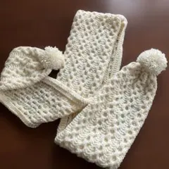 手編みのアランニットマフラーポンポン付き