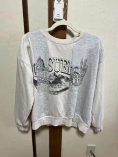 ベージュ・グレー プリントトレーナー