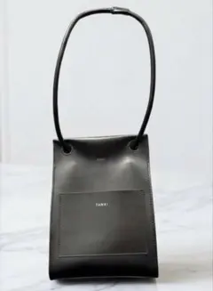 【美品】YAHKI ヤーキ 縦型スクエア レザーショルダーバッグ 本革 黒