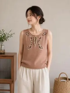 刺繍入りベージュタンクトップのサムネイル