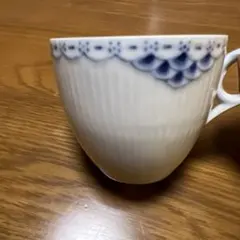 ロイヤルコペンハーゲン 白い磁器のティーカップ 青い模様