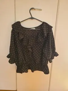 黒 ドット柄 フリル付き 半袖ブラウス　フリーサイズ　アースミュージック