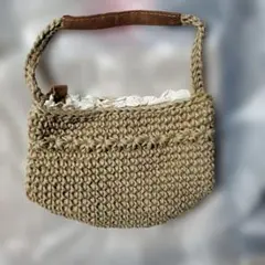 ベージュの麻編みバッグ